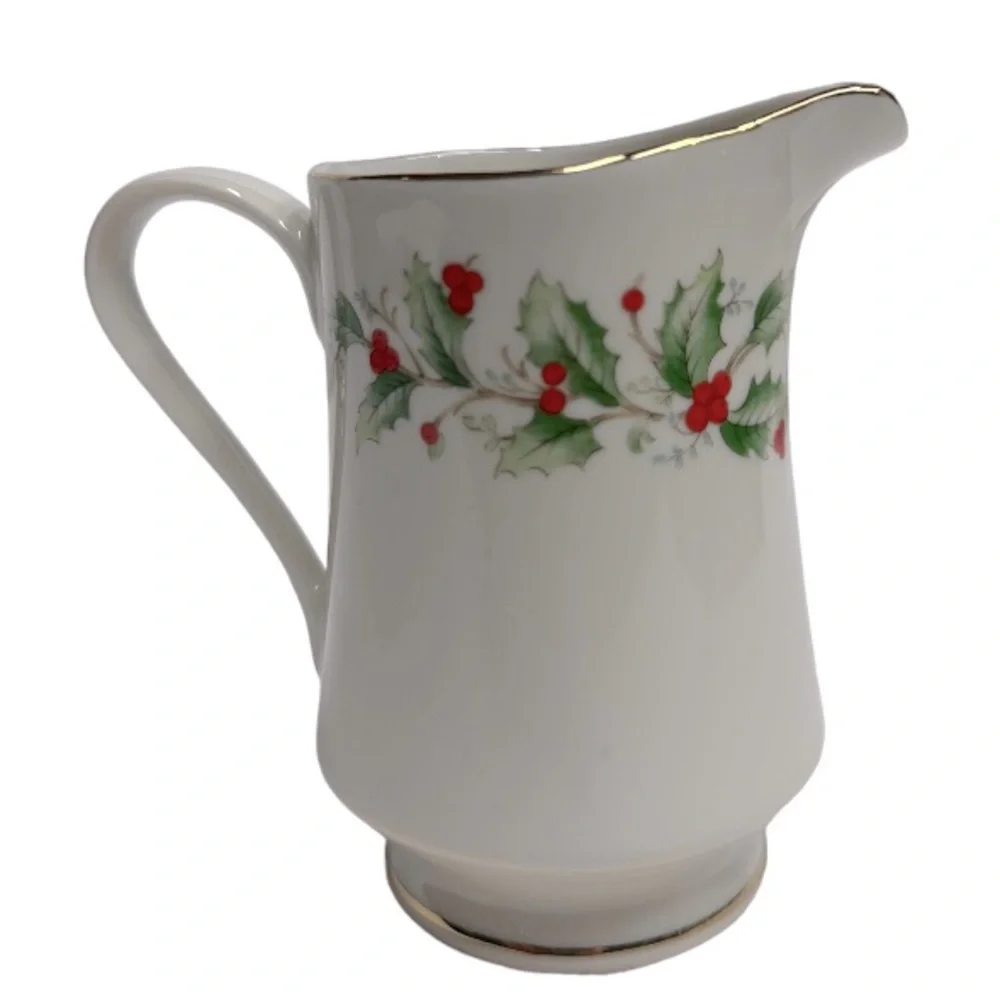MACY'S All the Trimmings HOLLY‎ 6283 Creamer Made in China